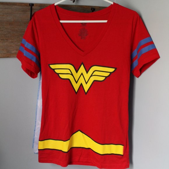 🍁5/$25🎃 Wonder Woman Shirt With Cape Size Large - Picture 1 of 2